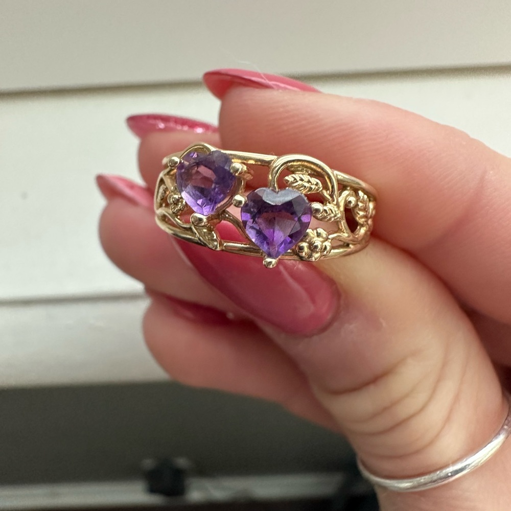 Hearts Amethyst band 10K yellow gold ring